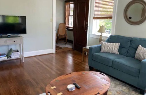 North Chattanooga Villa | Villa 2 on Forest, Bright 2 BD, walk to Frazier!