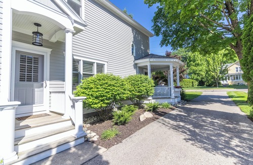 Harbor Springs House | Villa East - Main Street! 4BDR 3.5BATH - Sleeps 10!