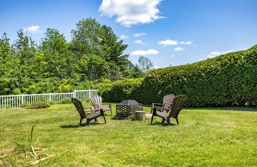 Coaticook House | Villa for 18 · Jacuzzi · Pickleball · EV