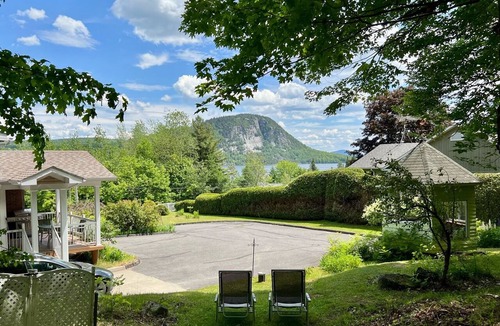 Coaticook House | Villa for 18 · Jacuzzi · Pickleball · EV