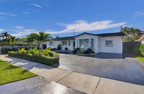 Ludlam House | Villa Miami Oasis and Heated Pool