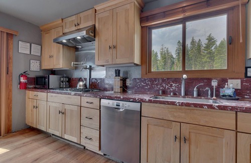 Tahoe Woods House | Villa Tahoelakken Beach Access! Pets Allowed Hot Tub Lake Views!