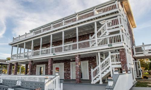 New Orleans East Area Villa | Villa w/Waterfront Deck: 23 Mi to Bourbon Street!