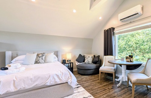 Salem House | Vineyard Cottage Barn | Eola-Amity Hills Retreat