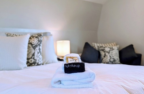 Salem House | Vineyard Cottage Barn | Eola-Amity Hills Retreat