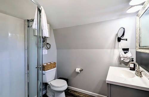 Salem House | Vineyard Cottage Barn | Eola-Amity Hills Retreat