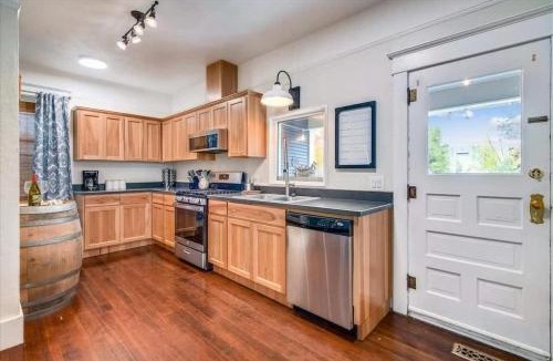 McMinnville House | Vino e Vita Historic Pet-Friendly Home-EV Charger