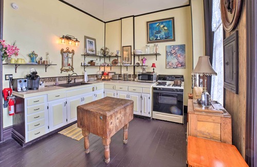 La Porte Apartment | Vintage Apartment in Historic Downtown La Porte