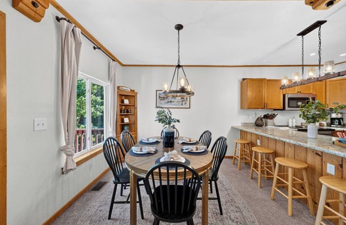 Truckee Cabin | Vintage Cabin + BBQ Deck | Ski Donner Summit + Lake + Truckee | Ute Cabin