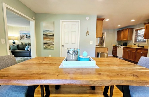 Beachwood-Bluffton Cottage | Vintage charm, modern comfort! Lakeshore retreat 3 mins to the beach!