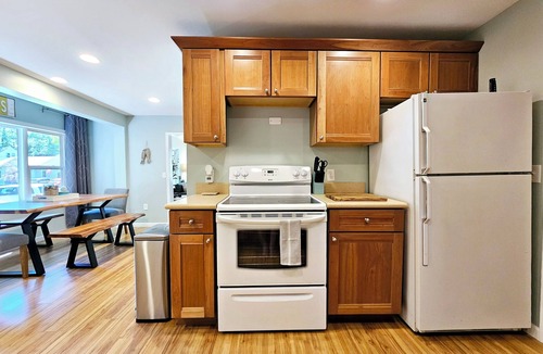 Beachwood-Bluffton Cottage | Vintage charm, modern comfort! Lakeshore retreat 3 mins to the beach!