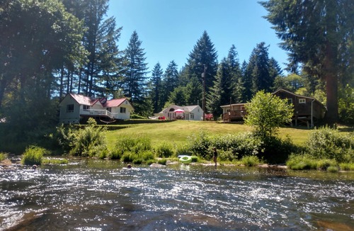 Mapleton House | Vintage River Cabin on the Siuslaw River