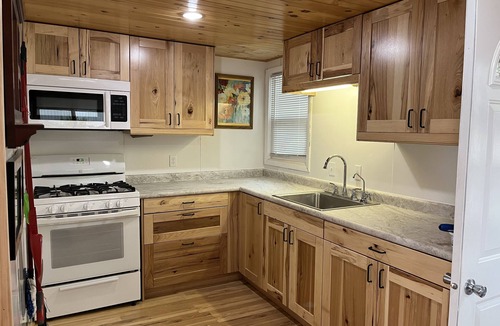 Greenville Cottage | Wabasis Lake, cosy, 2 br, lake view, beautiful