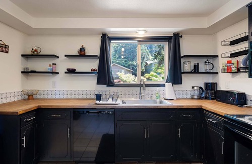 Western House | Wake Robin House - Comfortable & Close To Campus 4 Bedroom Home