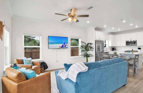 Sanders Beach House | Walk Downtown|Lux design |BBQ| King| Balcony|Views