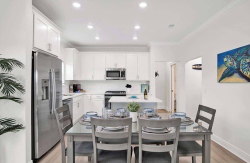 Sanders Beach House | Walk Downtown|Lux design |BBQ| King| Balcony|Views