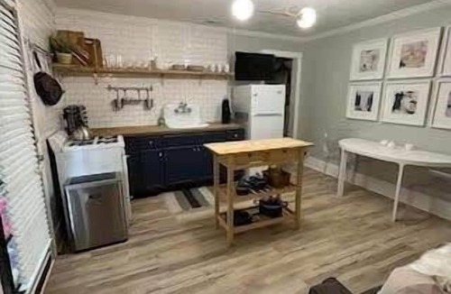 Freetown - Port Rico House | Walk to Festivals and Downtown Fun