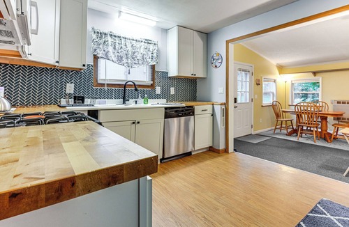 Harrison Cabin | Walk to Lake George: Cozy Family Cabin!