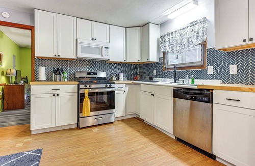 Harrison Cabin | Walk to Lake George: Cozy Family Cabin!