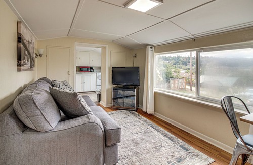 Coos Bay Cottage | Walk to Mingus Park: Quaint Escape w/Private Yard