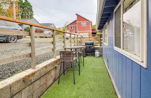 Coos Bay Cottage | Walk to Mingus Park: Quaint Escape w/Private Yard