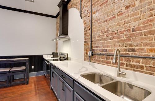 Marshall Apartment | Walk to Museums! Historic Downtown Marshall Apt