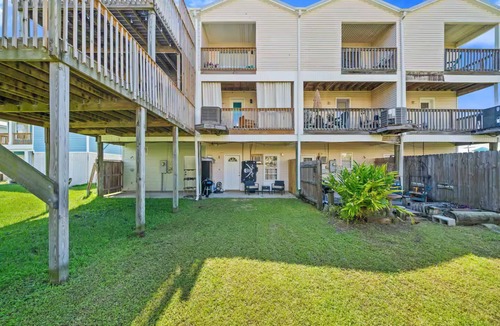 Navarre Beach Apartment | Walk to Navarre Beach Fun 1BR Pirate Themed Apartment Backyard