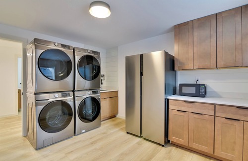 West Haven-Sylvan Apartment | Walk to St Vincent Hospital: Chic Portland Apt