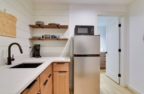 West Haven-Sylvan Apartment | Walk to St Vincent Hospital: Chic Portland Apt