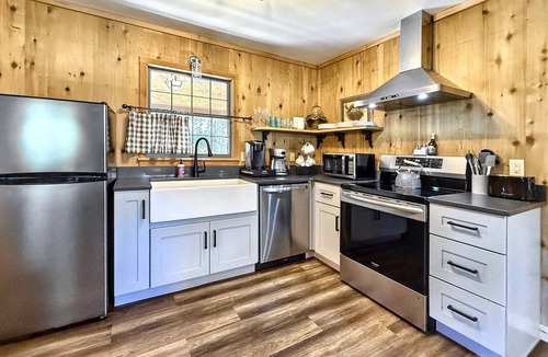 Highlands Cabin | Walk to town,covered deck dining,wood-burning fireplace