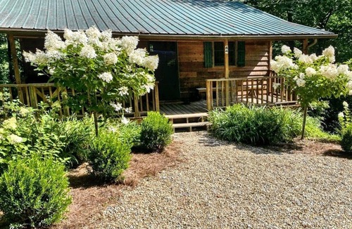Highlands Cabin | Walk to town,covered deck dining,wood-burning fireplace
