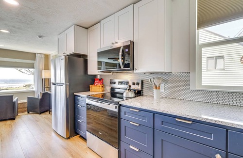 Cloverdale Cottage | Walk to Winema Road Beach: Home w/Hot Tub!