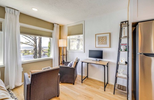 Cloverdale Cottage | Walk to Winema Road Beach: Home w/Hot Tub!