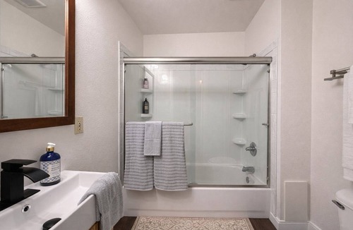 Camas House | Walkable Camas Upper Unit—Near Downtown & Lake