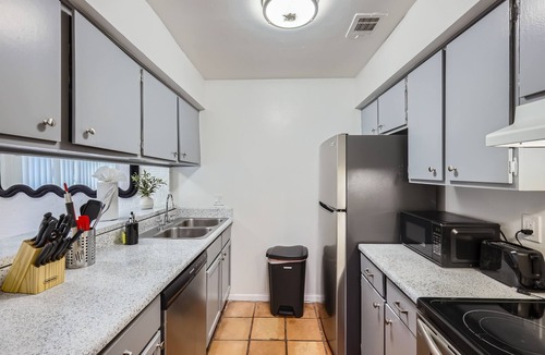 Bouldin Apartment | Walkable King Bed Getaway | Sleeps 4 | Pool Pkg