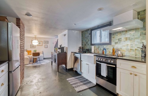 Nob Hill Apartment | Walkable NW 23rd Retreat – Style & Comfort