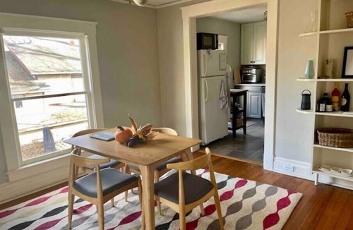 Old West Side House | “Walkers’ Paradise”-Old Westside 2nd floor Apartment in Historic House