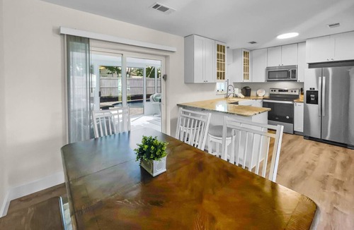 Laguna Beach Estates House | Wanna Go Back 3 Bedroom Home by RedAwning