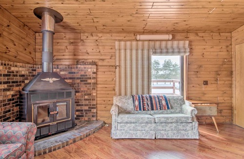 Danbury Cabin | Warm Pet-Friendly Cabin w/ Fire Pit & Balcony