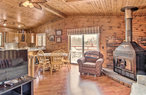 Danbury Cabin | Warm Pet-Friendly Cabin w/ Fire Pit & Balcony