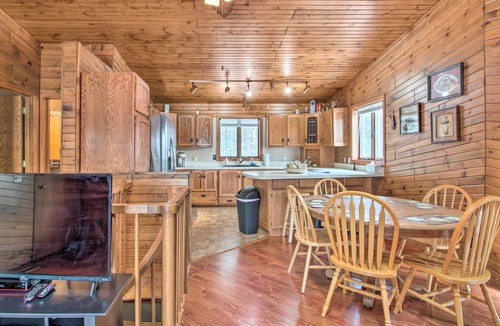 Danbury Cabin | Warm Pet-Friendly Cabin w/ Fire Pit & Balcony