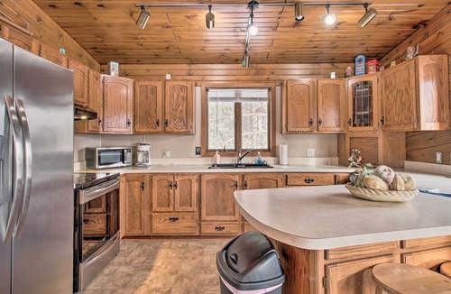 Danbury Cabin | Warm Pet-Friendly Cabin w/ Fire Pit & Balcony