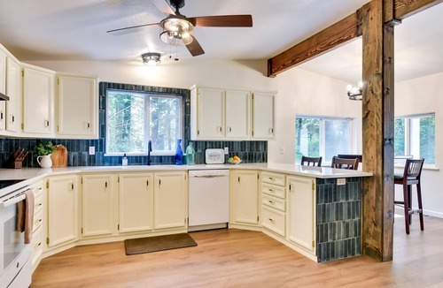 Washougal House | Washington Retreat: Fire Pit, Hot Tub & Ping Pong!