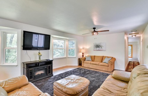 Washougal House | Washington Retreat: Fire Pit, Hot Tub & Ping Pong!