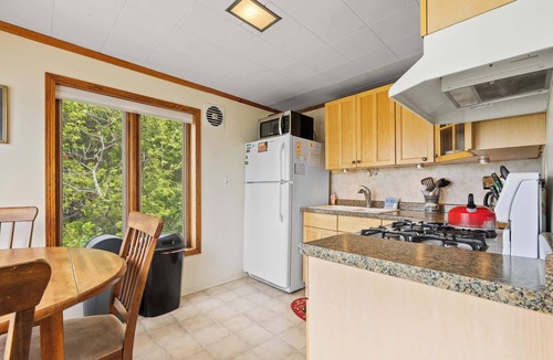 Baileys Harbor Cabin | Water's Edge Cottage: Kangaroo Lake Retreat