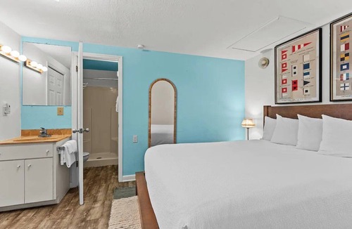 Little Torch Key Hotel | Water View 2-Queen Suite w/Beach Access, Pool & Kayaking Fun