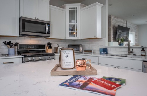 South Haven House | WATER VIEW@MarinaResort w/POOL + LARGE SunRoom & Patio