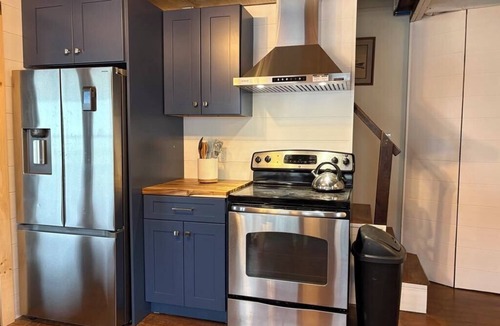 Old Lyme House | WATERFRONT 3-bed, pet friendly BEACH house-Old Lyme, AC, WiFi, Side A of Duplex