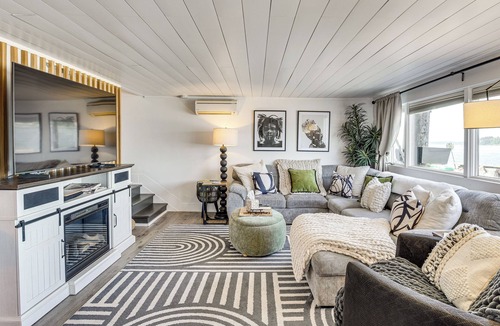 University Place Cabin | Waterfront Cabin w/Stunning Sound Views