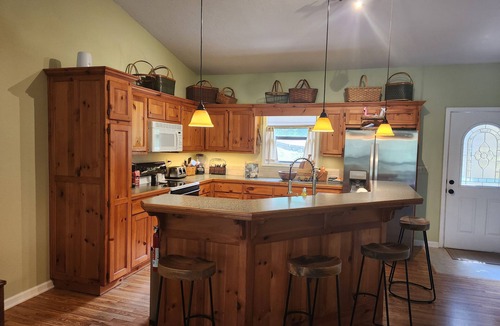 Eagle Rock Cabin | Waterfront Cabin on Table Rock w/Direct Lake Access, Hot Tub and Wi-Fi